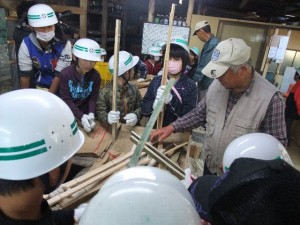 竹を釜に入れる作業